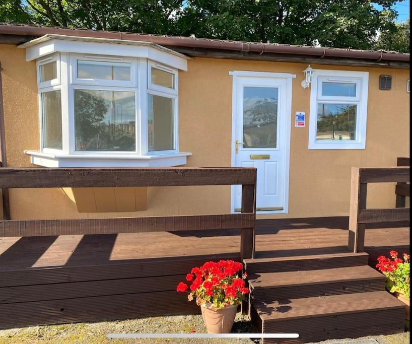 Semi-Detached Chalet - Uddingston, Glasgow Eksteriør bilde